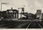 Historische Ansichtskarte, Aufnahme vermutlich 1938/1939.
Die Aufnahme zeigt das Zechengelände der Grube Laurweg mit Förderanlage, Betriebsgebäuden und Gleisanschlüssen. Am Fördergerüst ist eine Hakenkreuzfahne zu erkennen. Sie verweist auf die politische Situation während der nationalsozialistischen Herrschaft.
