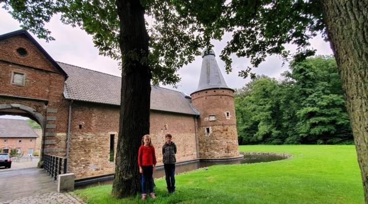 Junge Entdecker schauen sich in Haus Heyden im Amstelbachtal um